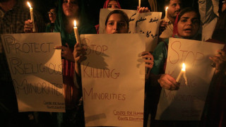 Християни в Пакистан въстават след атентат в църква 