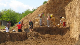 Археологически резерват засят с люцерна