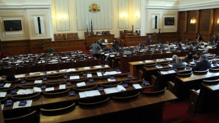 Депутатите обсъждат първи вот към кабинета