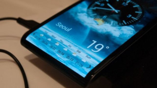 Samsung пуска смартфон с извит екран