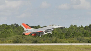 Boeing тества безпилотен F-16