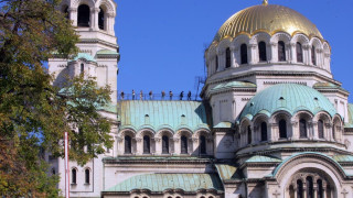 Туристи на покрива на "Св. Ал. Невски"