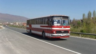 Автобус със спукана гума се движи до Велинград