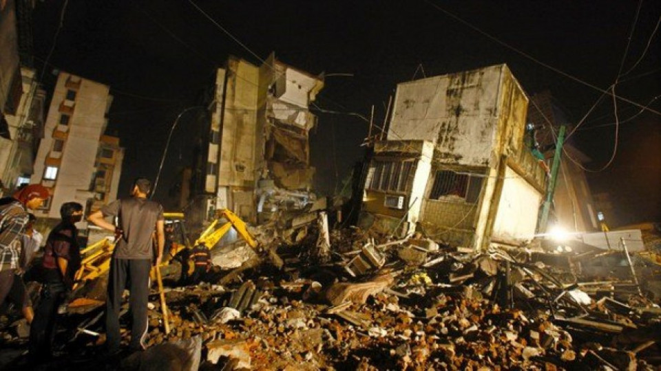 Над 40 оцеляха изпод рухналата сграда в Мумбай | StandartNews.com