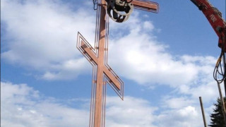 Солища вдигна 10-метров кръст