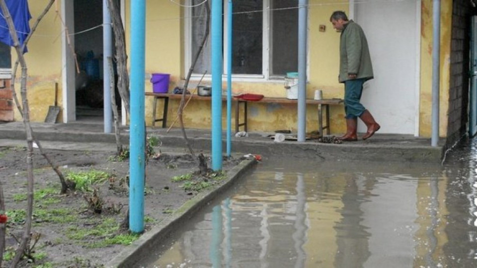 Пострадалите от наводнението в Главиница ще зимуват на фургони | StandartNews.com