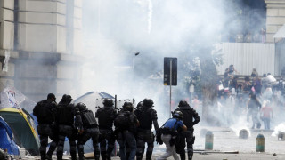 Полицията разгони стачкуващи учители в Рио с газ и гранати