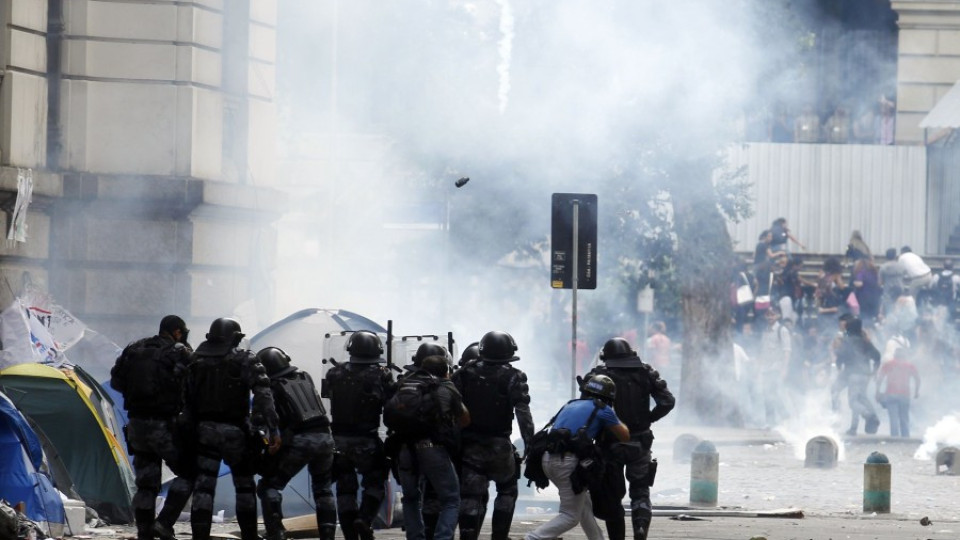 Полицията разгони стачкуващи учители в Рио с газ и гранати | StandartNews.com