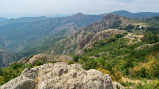 В "Сините камъни" се унищожават вековни гори