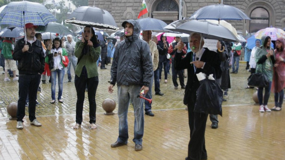Протест под дъжда в ден 111 | StandartNews.com
