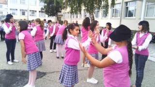 ﻿70 ученици научиха чужди танци в Разлог