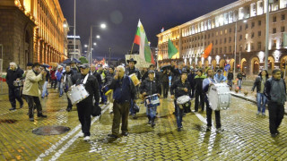 Призиви за оставка на правителството се чуват пред НС