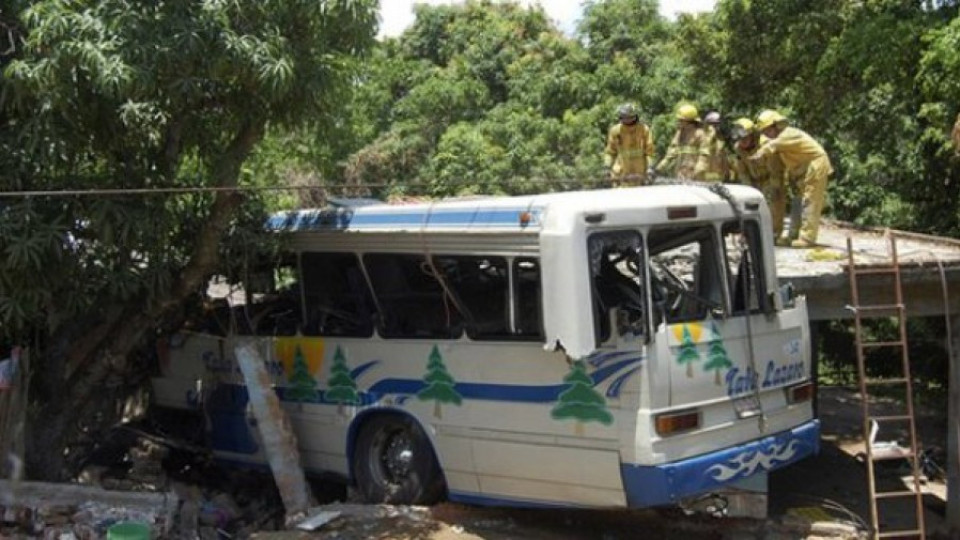 Автобус падна в пропаст в Мексико | StandartNews.com