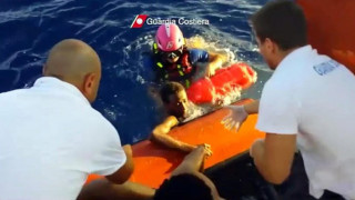 В Лампедуза почетоха удавилите се имигранти
