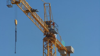 Бежанец от Сирия заплашва да се хвърли от кран в Мюнхен