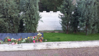 Младежи от ГЕРБ изчистиха графити край паметник