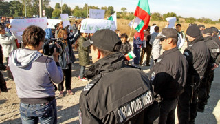 Десетки протестираха срещу дупки на пътя