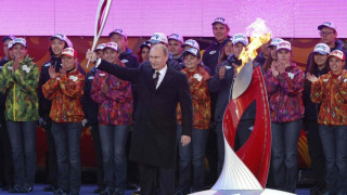 Путин запали факлата на Олимпийския огън