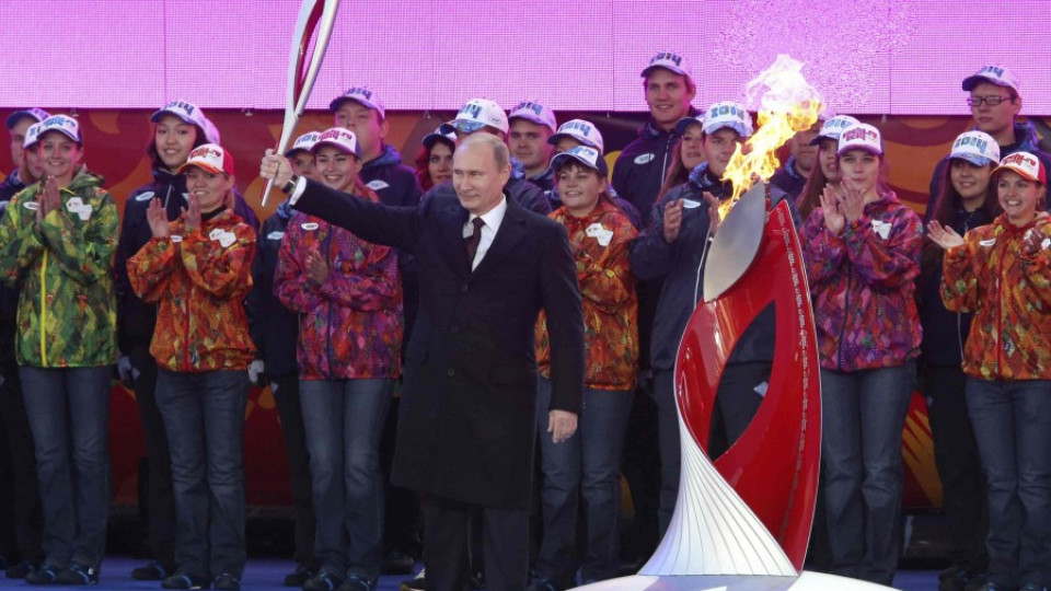 Путин запали факлата на Олимпийския огън | StandartNews.com