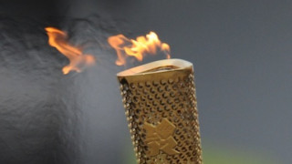 Олимпийският огън угасна за миг край Кремъл 