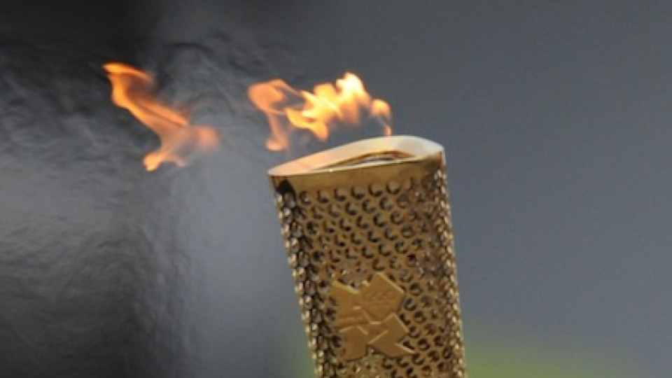 Олимпийският огън угасна за миг край Кремъл  | StandartNews.com