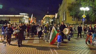 Протестиращи с тапи и саксия излязоха за 116-и път