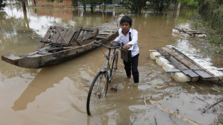 Жертвите на наводненията в Камбоджа надхвърлиха 80