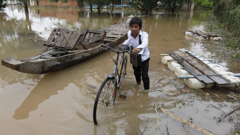 Жертвите на наводненията в Камбоджа надхвърлиха 80 | StandartNews.com