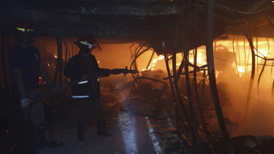 Десетки пострадаха в пожар в текстилна фабрика в Дака | StandartNews.com