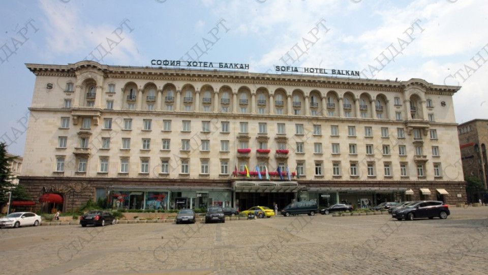Протестиращи чакат Орешарски пред "Шератон" | StandartNews.com