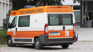 Кола се блъсна в жилищна сграда в Казанлък