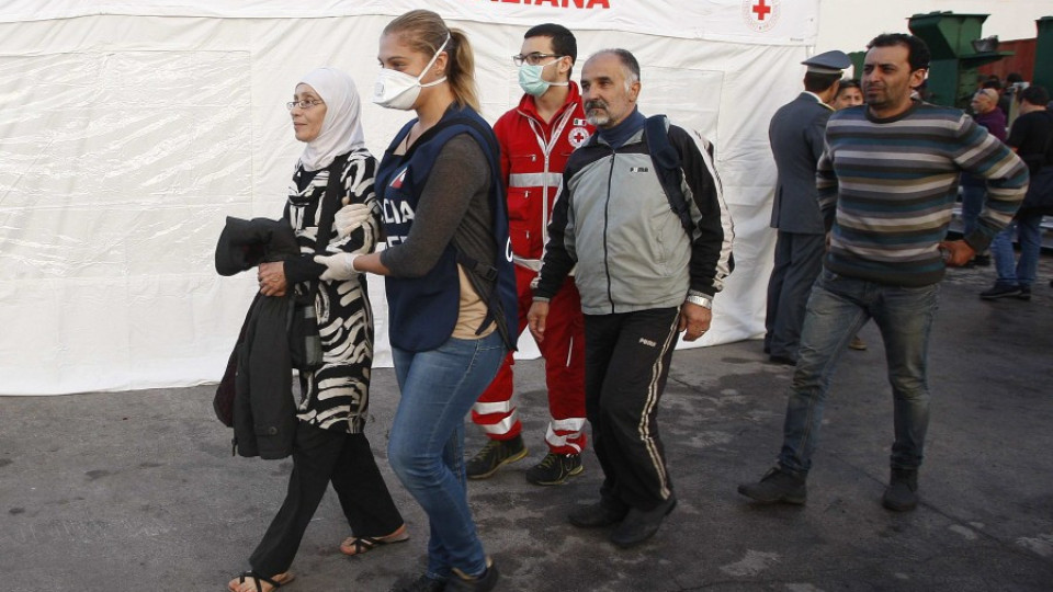 Над 500 бежанци бяха спасени край Италия | StandartNews.com