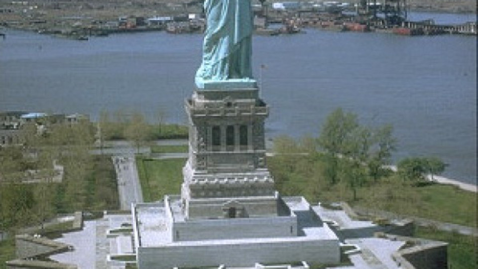 Статуята на свободата отваря врати | StandartNews.com