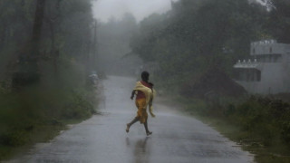 Циклон прогони 440 000 от домовете им в Индия
