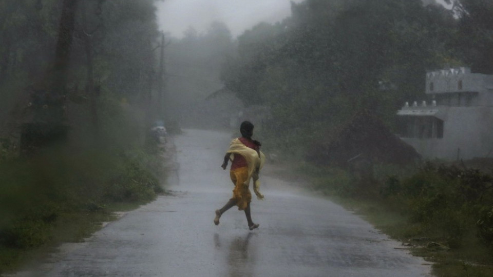 Циклон прогони 440 000 от домовете им в Индия | StandartNews.com