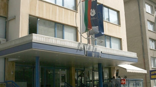 Медици на нож заради ваксините