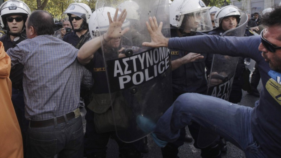 В Гърция - 2000 за наем на полицай | StandartNews.com