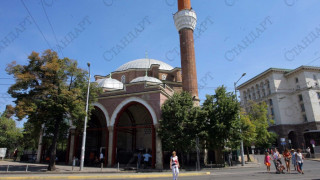 Бежанци и роми се биха зад джамията в София