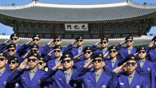 ВИДЕО: „Гангнам стайл" полицаи пазят туристите в Южна Корея