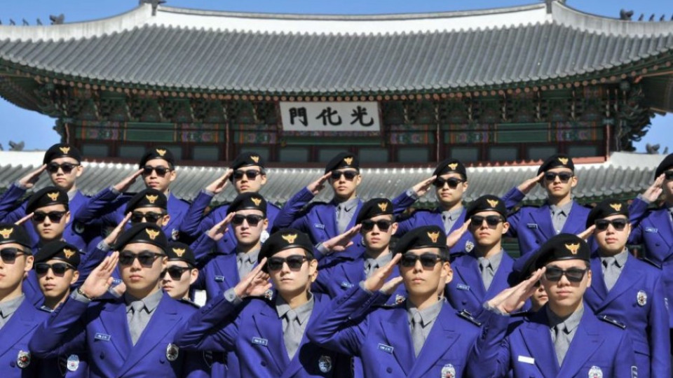 ВИДЕО: „Гангнам стайл" полицаи пазят туристите в Южна Корея | StandartNews.com