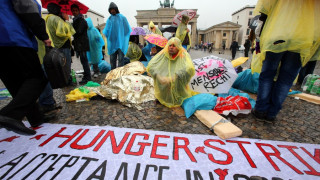 Бежанци протестират на Бранденбургската врата в Берлин