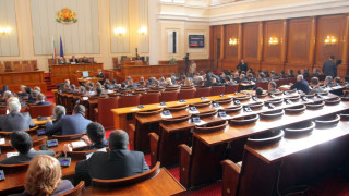 Парламентът дебатира вота на недоверие