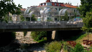 Ученици вземат водни проби от река Бистрица