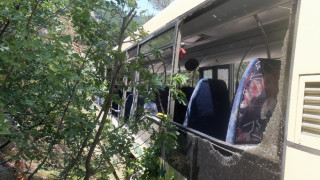 Автобус с пътници се обърна по пътя Хисар - Пловдив 