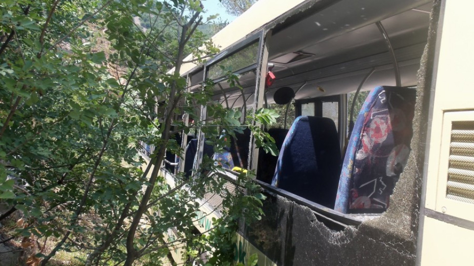 Автобус с пътници се обърна по пътя Хисар - Пловдив  | StandartNews.com