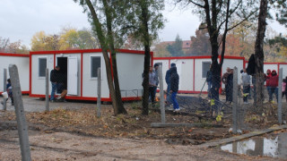 В бежанския център в Харманли палят огън, за да се сгреят