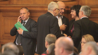 Порязаха Адемов, военните пак с ранни пенсии