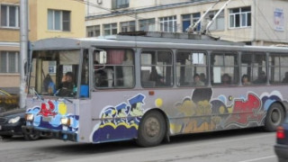 Тролейбус потъна в дупка