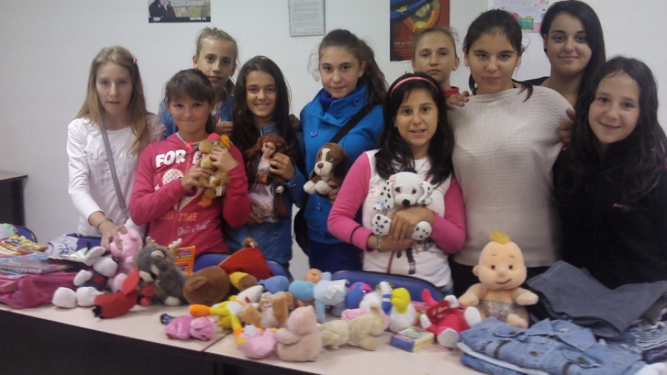 Младежи зарадваха деца за Деня на благотворителността  | StandartNews.com