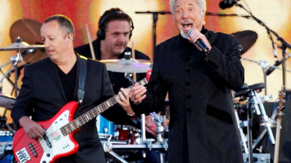 Том Джоунс възпламенява фенки на 200 концерта годишно | StandartNews.com